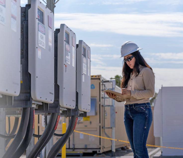 加州森普拉公司的一名员工在一家能源储存设施工作