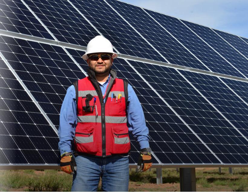 森普拉基础设施公司的一名员工在太阳能电池板工厂工作